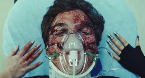 euphoria-unhas Nate Jacobs deitado em maca de hospital após briga com Fezco em cena da segunda temporada de Euphoria