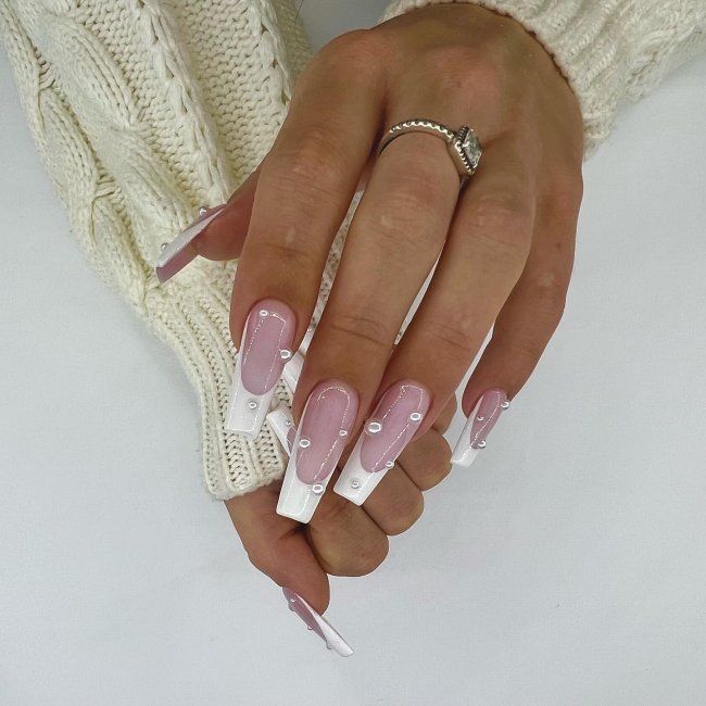 francesinha-branca-com-perolas Foto de unhas longas com decoração de francesinha simples branca e aplicação de pérolas pequenas.
