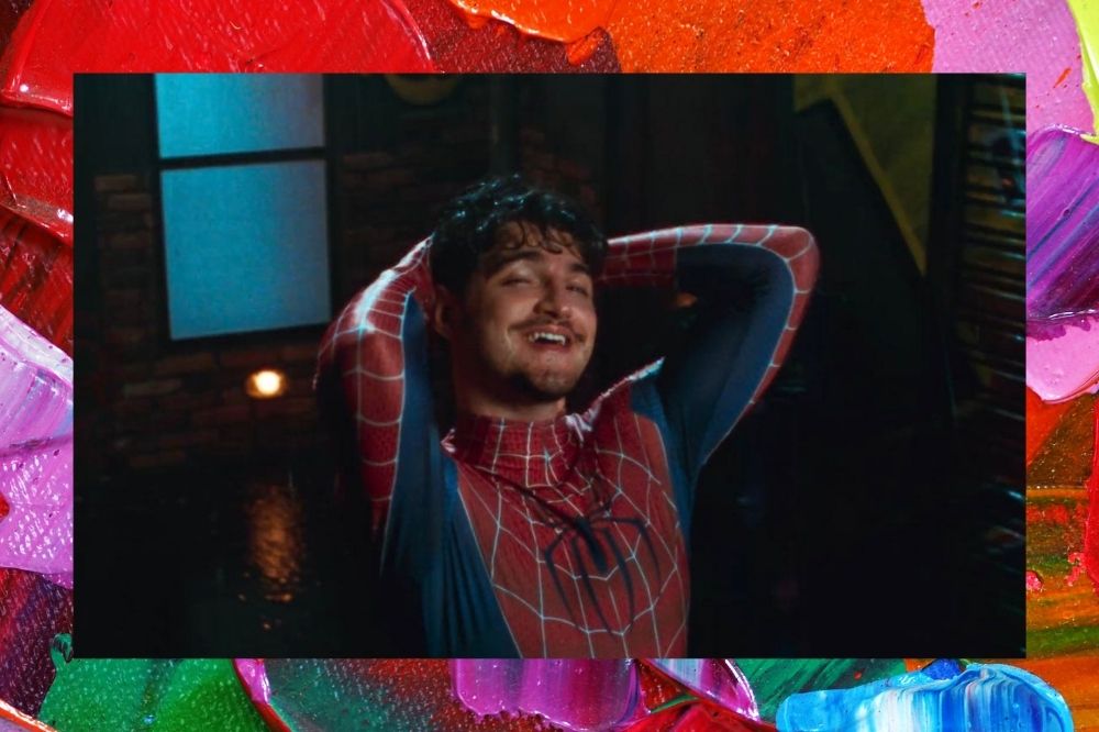 Jão vestido de Homem Aranha sorrindo.