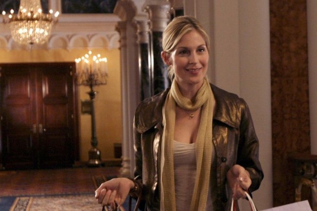 Lily van der Woodsen com sacolas na mão.