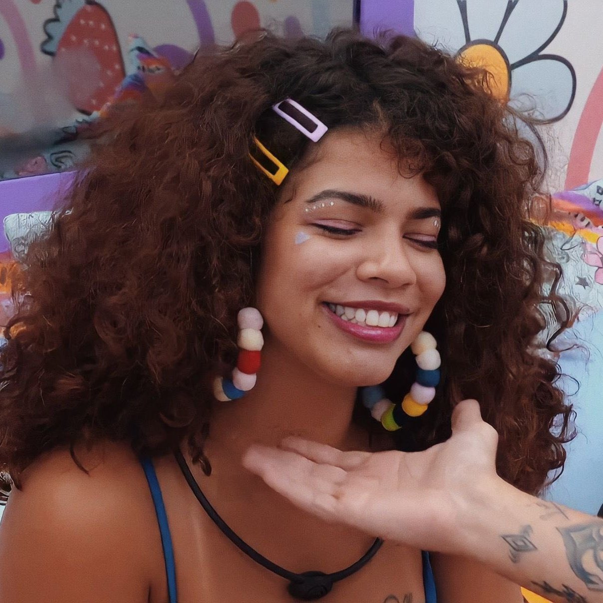 maria-bbb22 A cantora Maria sorrindo de olhos fechados no BBB22
