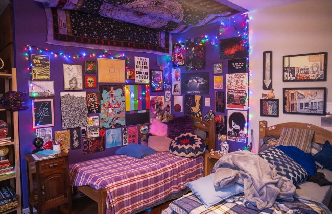 De Volta Aos 15: você lembra todos esses hits de decoração dos anos 2000? Foto de um quarto cheio de pôsteres na parede
