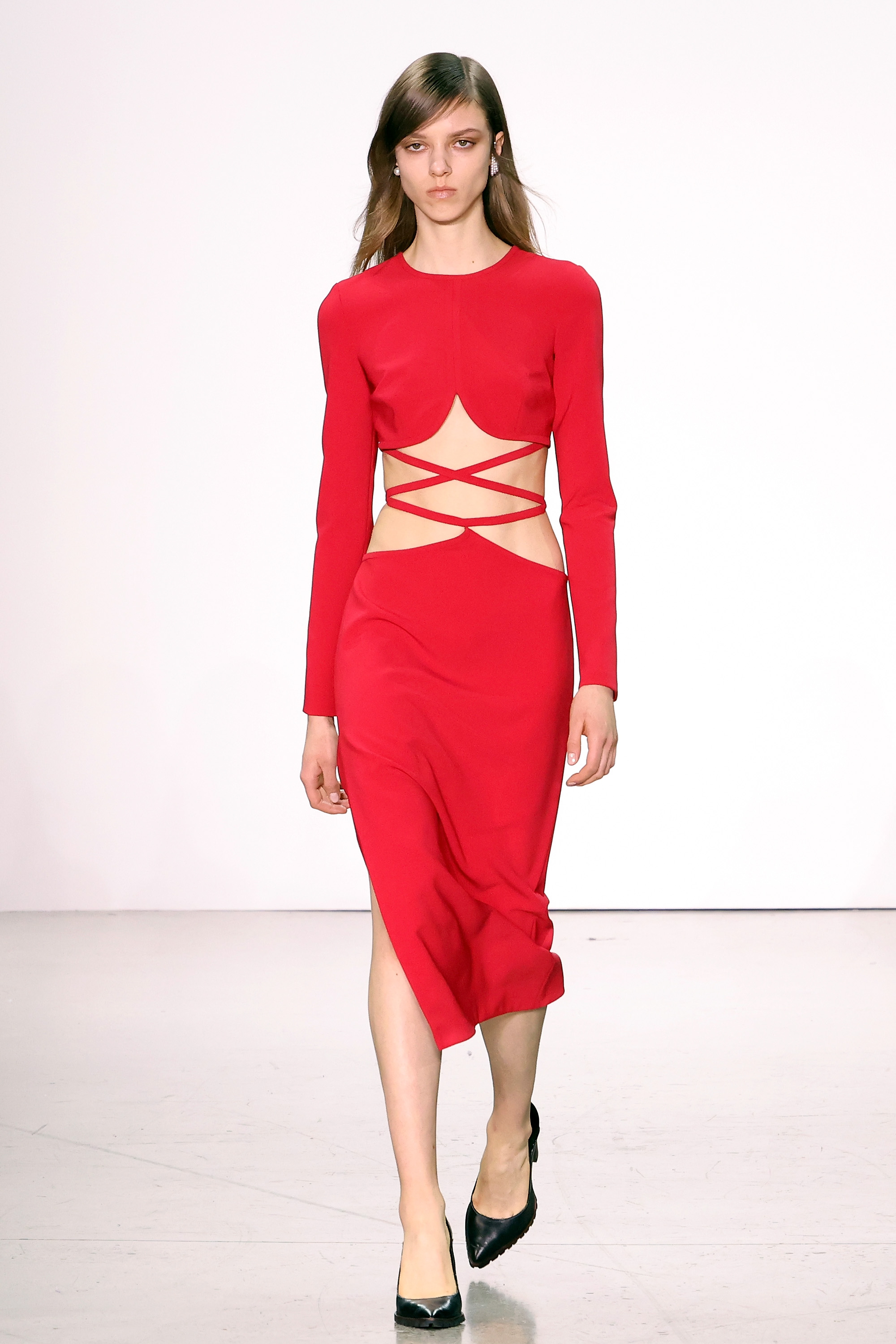 Prabal Gurung – February 2022 New York Fashion Week: The Shows Modelo usando vestido vermelho e sapato preto em desfile da Prabal Gurung na semana de moda de Nova York