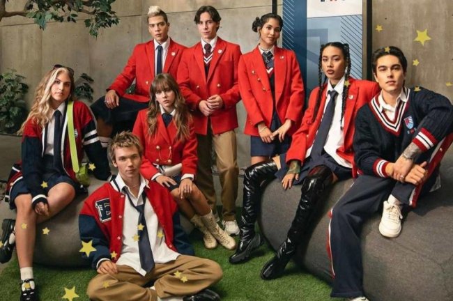 Elenco de Rebelde em foto promocional usando o uniforme do colégio.