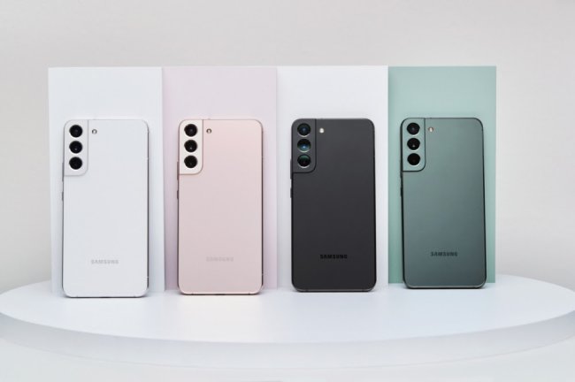 Samsung lança Galaxy S22, com câmera revolucionária e material reciclado Fotos dos novos Galaxy S22, disponíveis nas cores branco, rosa, preto e verde