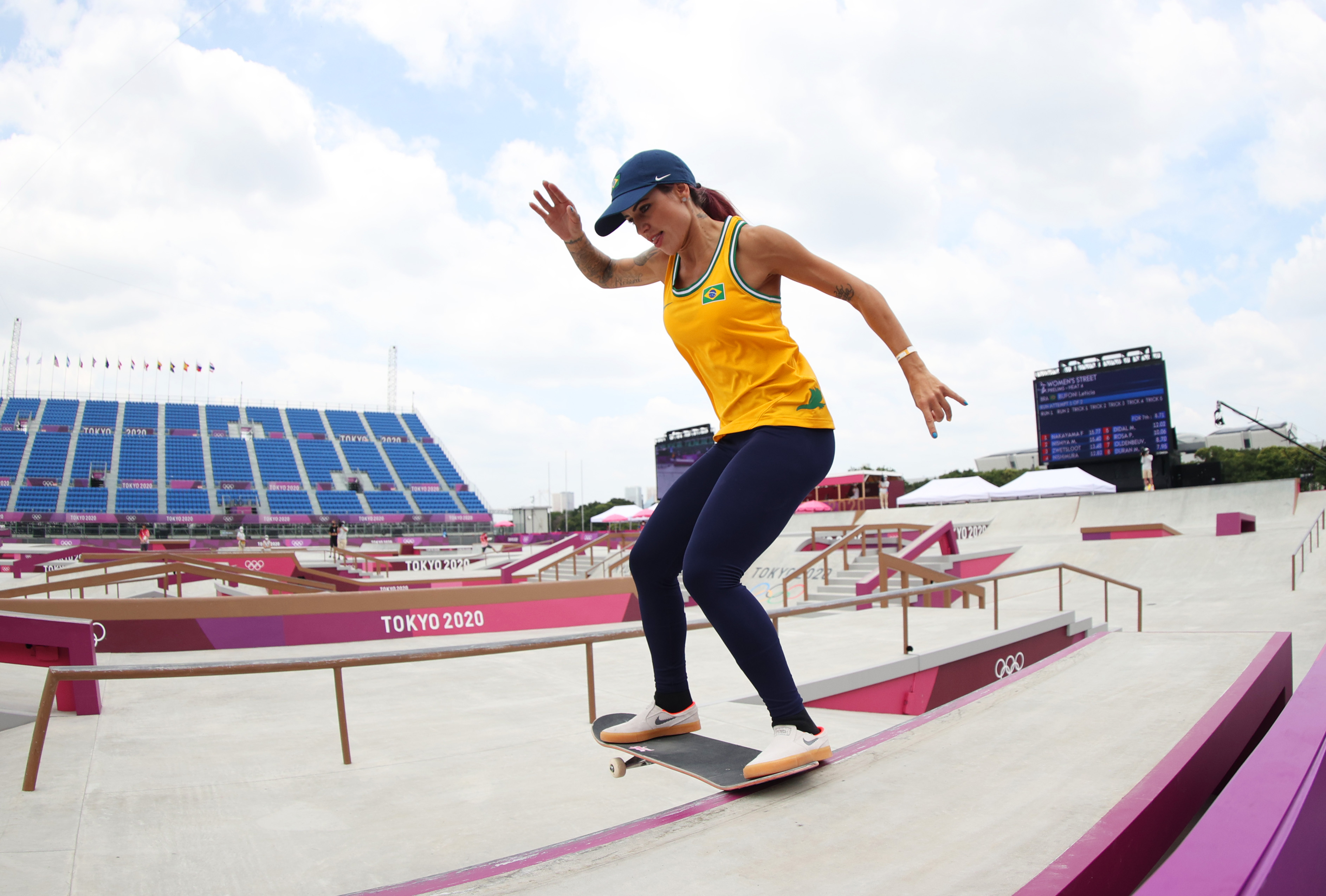 Leticia Bufoni competindo na modalidade skate street nas Olimpíadas de Tóquio