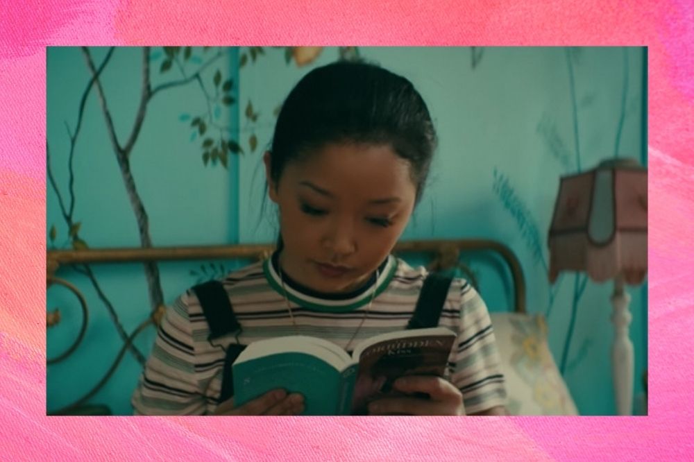 Lara Jean, de Para Todos os Garotos que Já Amei, lendo um livro.