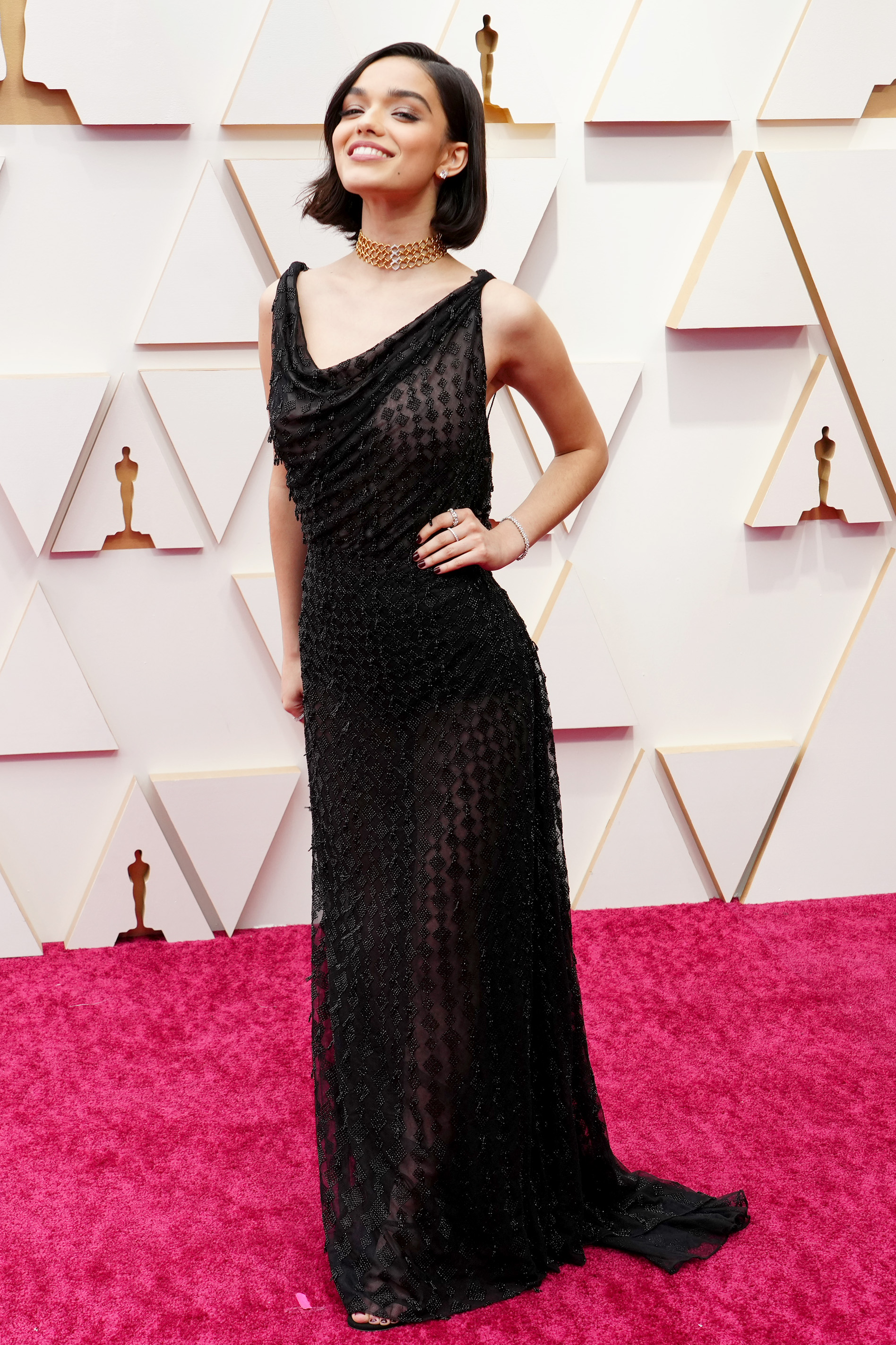 Rachel Zegler de vestido preto no tapete vermelho do Oscar 2022