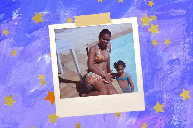 As muheres pretas que me deram força para eu ser quem eu sou hoje Foto de uma mulher negra com sua filha na piscina. Elas estão felizes!