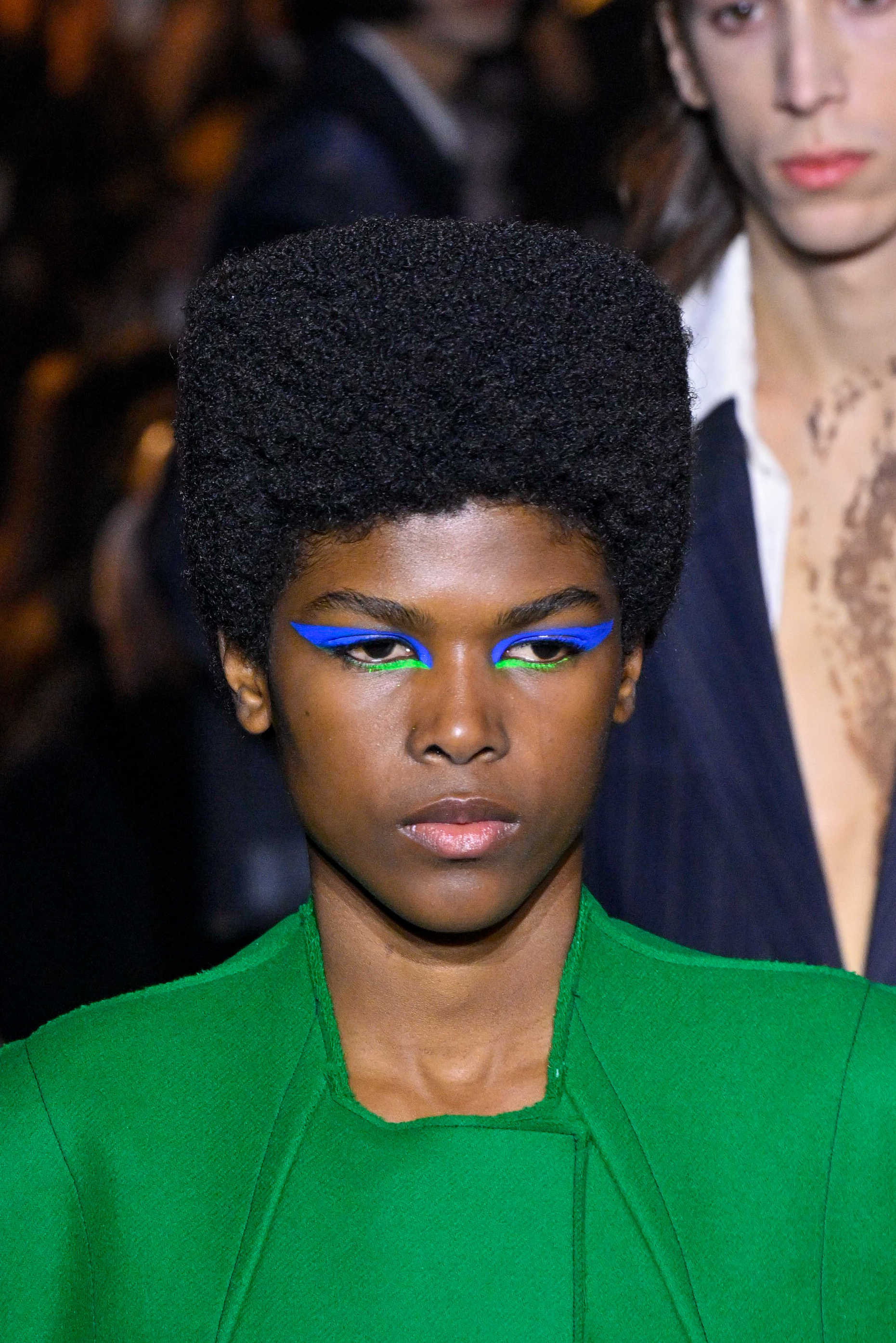 Capasa Milano – Runway – Milan Fashion Week Fall/Winter 2022/2023 Modelo usando delineado azul e verde em desfile da Capasa Milano na semana de moda de Milão