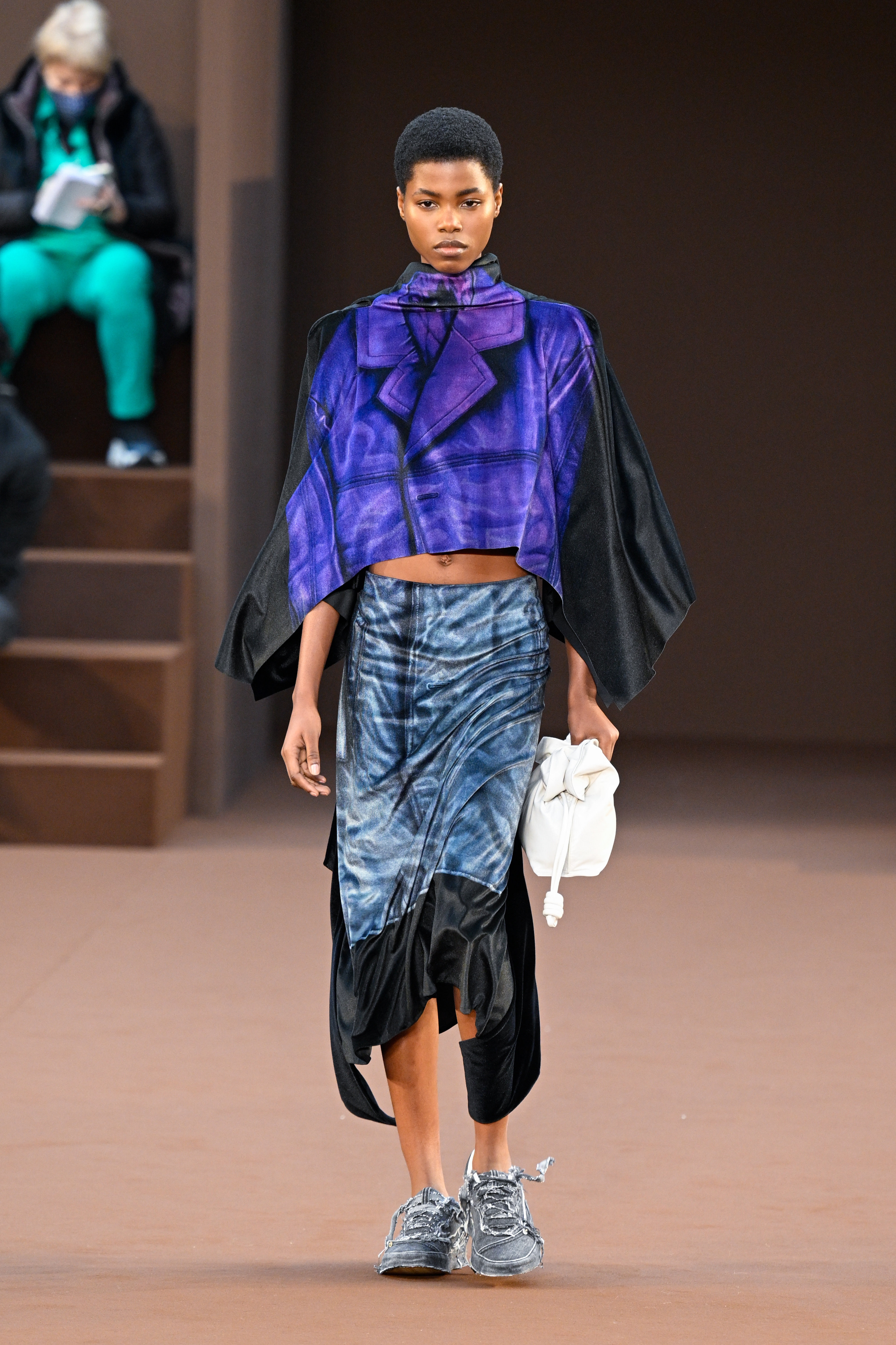 Loewe : Runway – Paris Fashion Week – Womenswear F/W 2022-2023 Modelo usando estampa trompe l'oeil em Desfile de outono-inverno 2022-23 da Loewe na semana de moda de Paris
