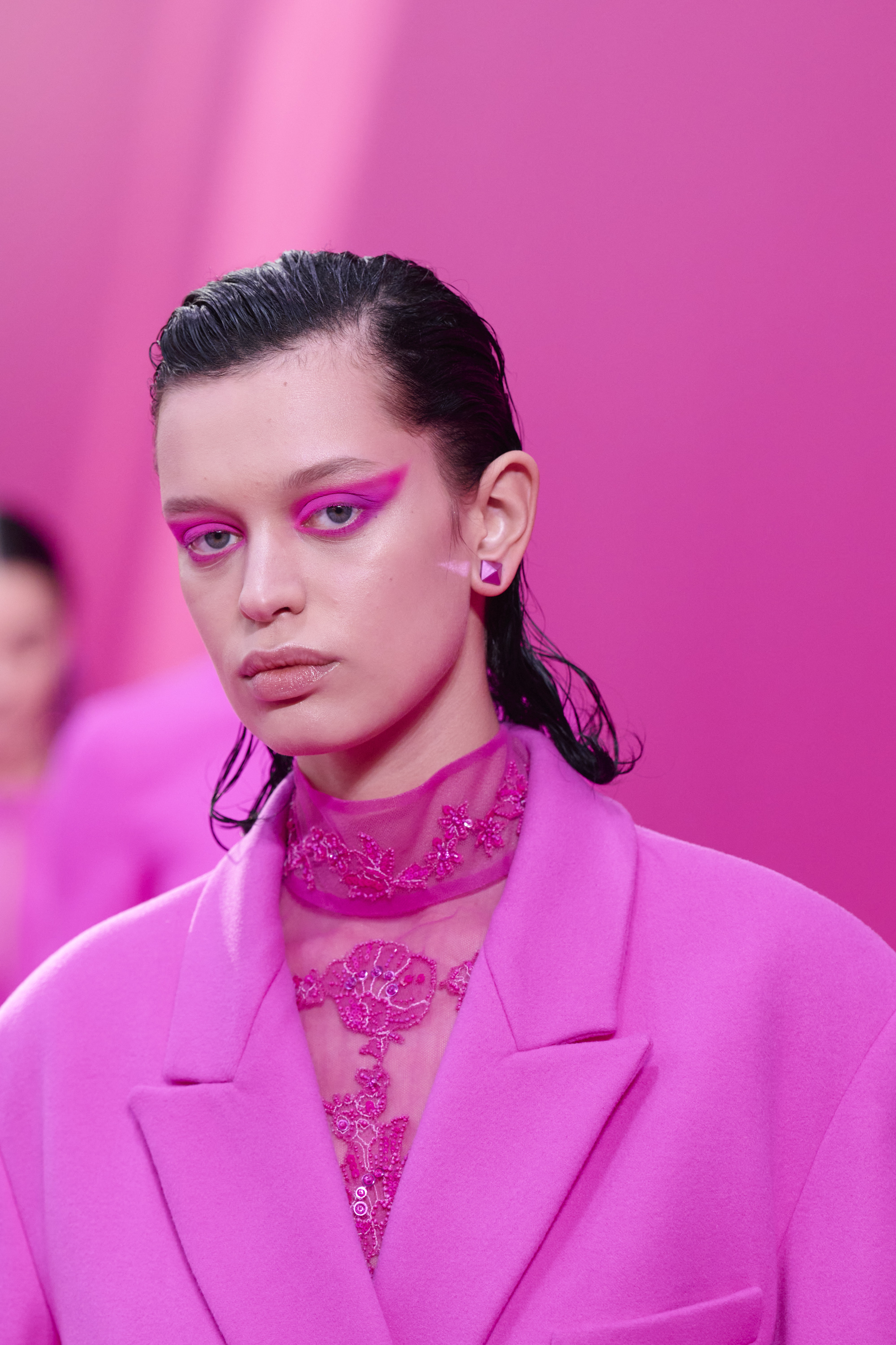 Valentino : Runway – Paris Fashion Week – Womenswear F/W 2022-2023 Modelo usando look rosa e maquiagem rosa em desfile da Valentino na semana de moda de Paris