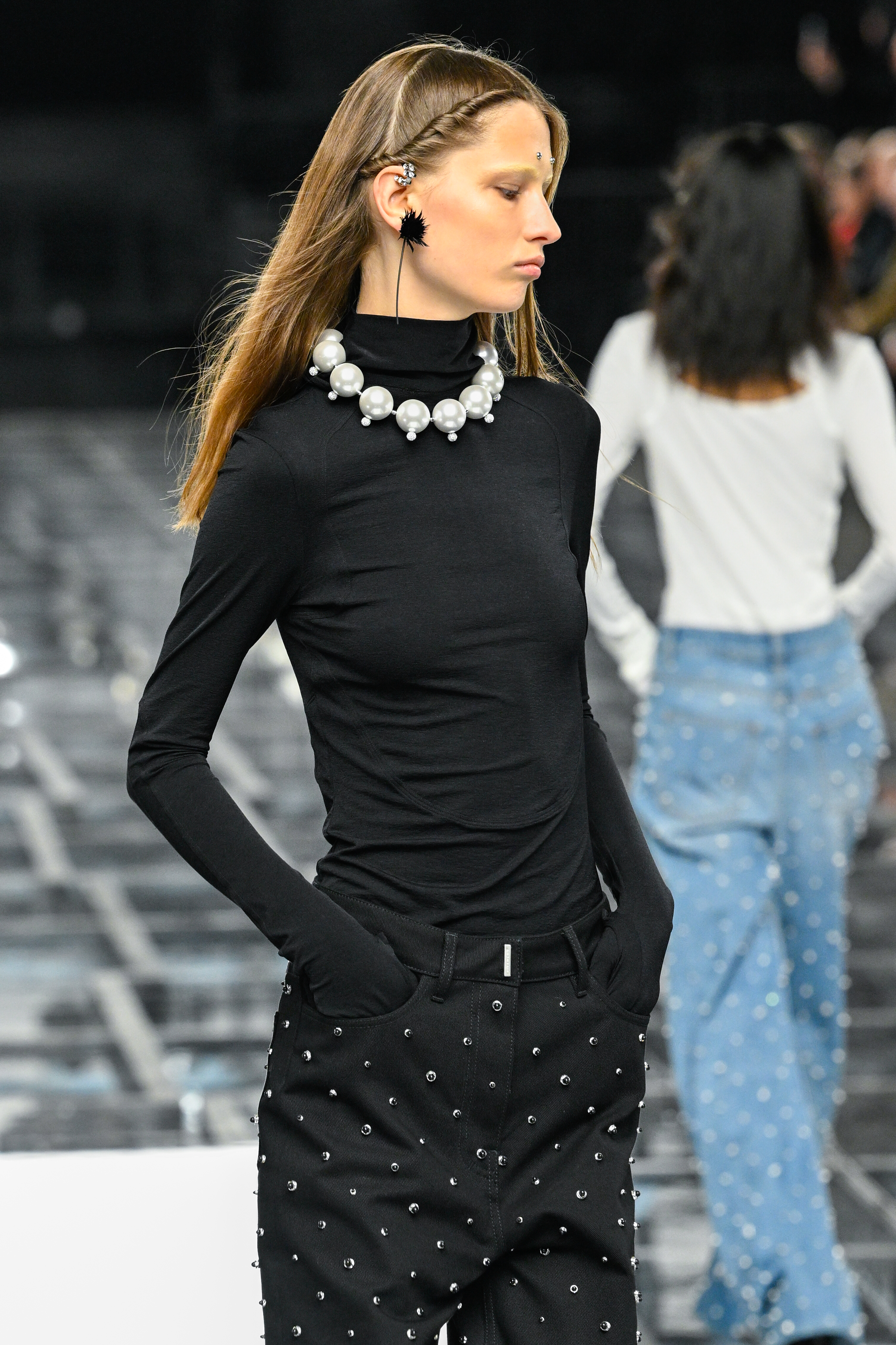 Givenchy : Runway – Paris Fashion Week – Womenswear F/W 2022-2023 Modelo com look preto em desfile da Givenchy na semana de moda de Paris
