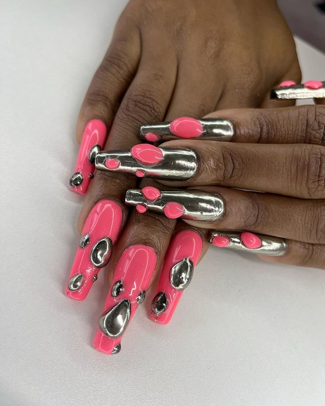 unhas-3d-rosa-metalizadas Foto de unhas decoradas com esmalte metalizado e aplicação 3D rosa.