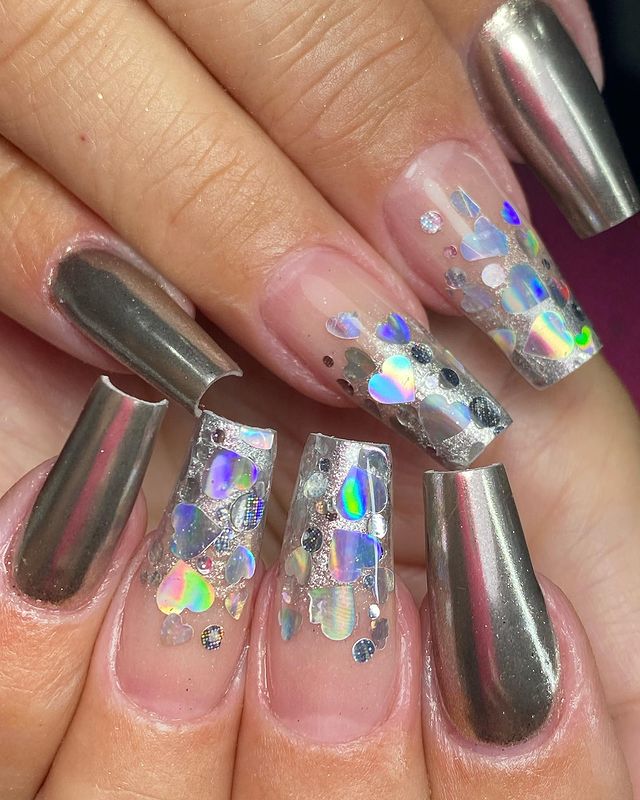 unhas-com-esmalte-metalizado Foto de uma nail art em unhas longas com glitter e esmalte metalizado.