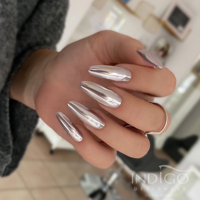 unhas-esmalte-metalizado Foto de uma mão com unhas longas pintadas com esmalte metalizado.