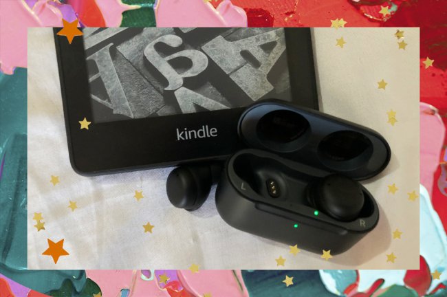 Foto de Kindle e Echo Buds da Amazon em um fundo de tecido branco; a margem é uma textura de tintas nas cores rosa, vermelha, verde e azul com estrelas amarelas e laranjas como decoração