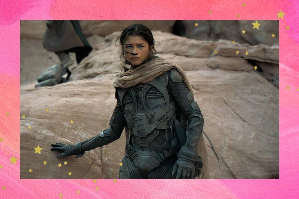 Montagem com o fundo rosa e detalhe de estrelinhas douradas nas bordas com uma cena da Zendaya no filme Duna.