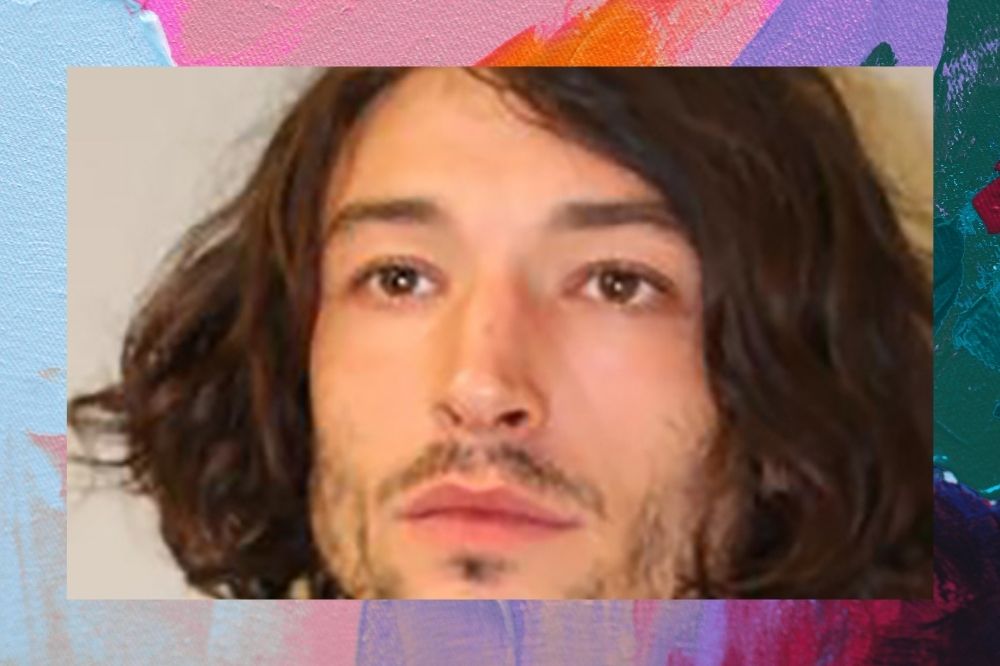 Ezra Miller olhando para cima.