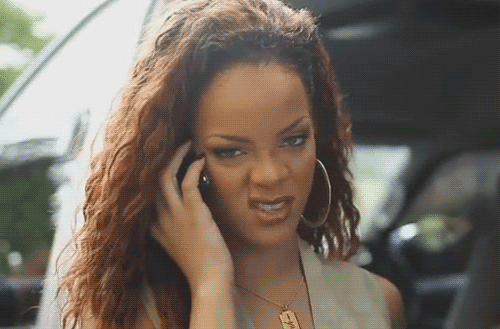 rihanna Gif da Rihanna fazendo careta enquanto fala no celular