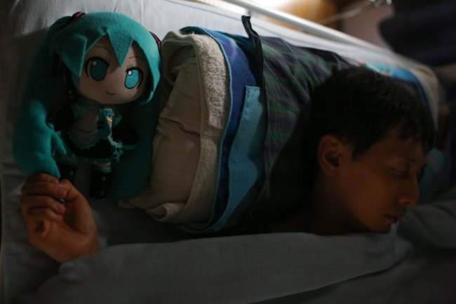 Será que você é uma pessoa fictosexual? Entenda o que é a fictosexualidade O japonês Akihiko Kondo dormindo em sua cama ao lado de uma boneca de pelúcia de cabelos azuis