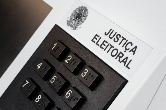 Urna Eletrônica Reforçar a democracia é não só confiar no sistema eleitoral como também nos órgãos e instituições que garantem o seu bom funcionamento.