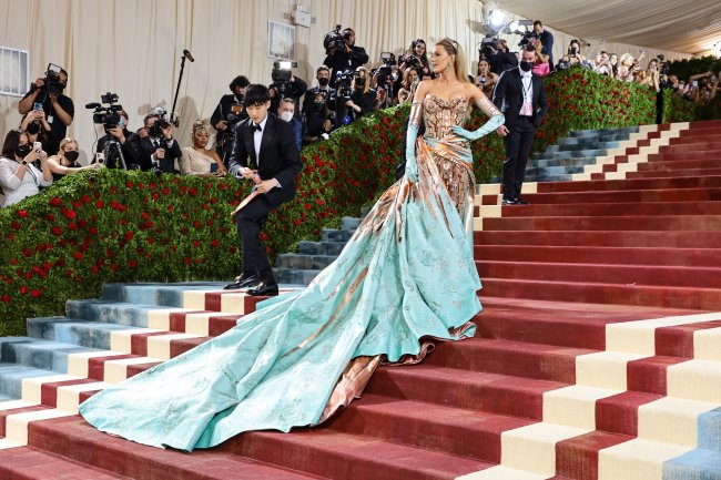 Imagem mostra Blake Lively usando vestido azul oxidado no tapete vermelho do MET Gala 2022, no Metropolitan Museum of Art em 02 de maio de 2022 na cidade de Nova York.