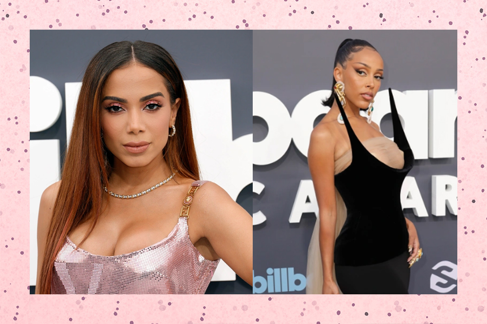 Montagem com foto de Anitta e Doja Cat no Billboard Music Awards em fundo rosa com bolinhas