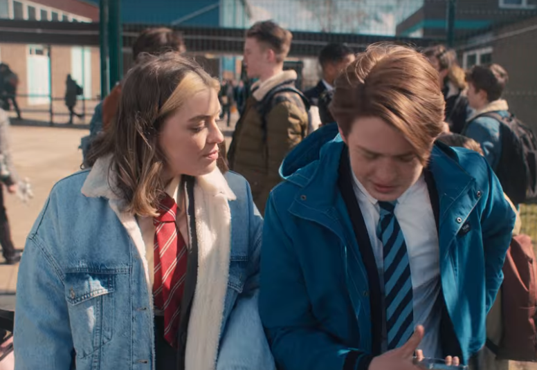 heartstopper-look-jaqueta Imogen Heaney (Rhea Norwood) e Nick Nelson (Kit Connor) em Heartstopper