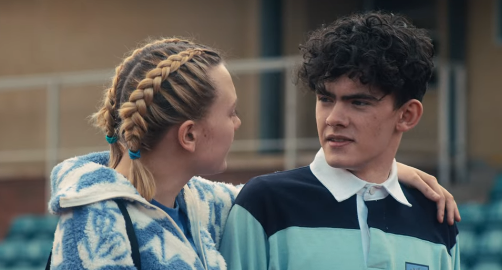heartstopper-penteado-02 Darcy Olsson (Kizzy Edgell) e Charlie Spring (Joe Locke) em Hearstopper