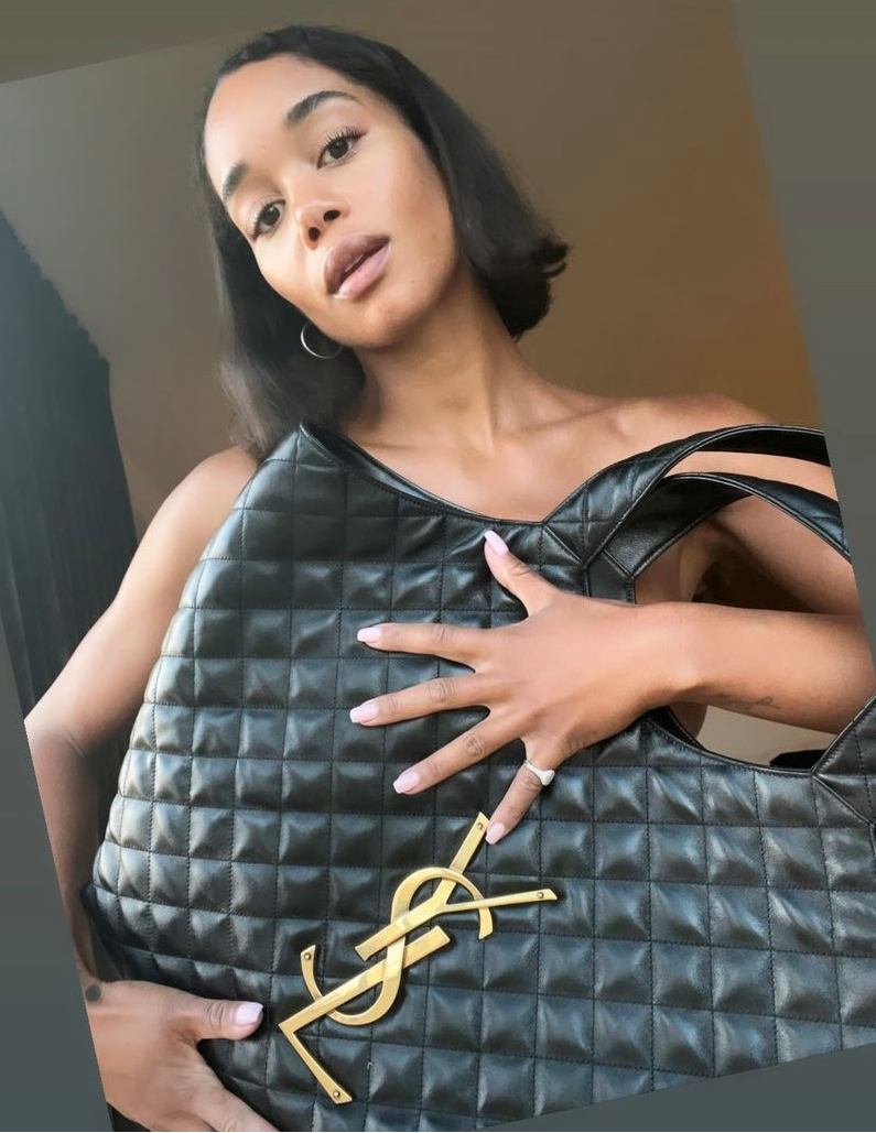 Laura Harrier com Icare bag, da Saint Laurent