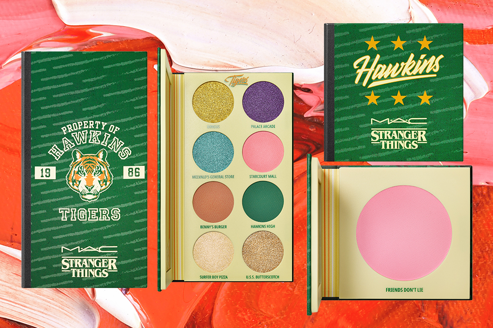 maquiagem-mac-stranger-things-01 Paleta de sombras Hawkins Class Of 1986 e Powder Blush Friends Don't Lie da coleção da MAC x Stranger Things em fundo rosa e vermelho