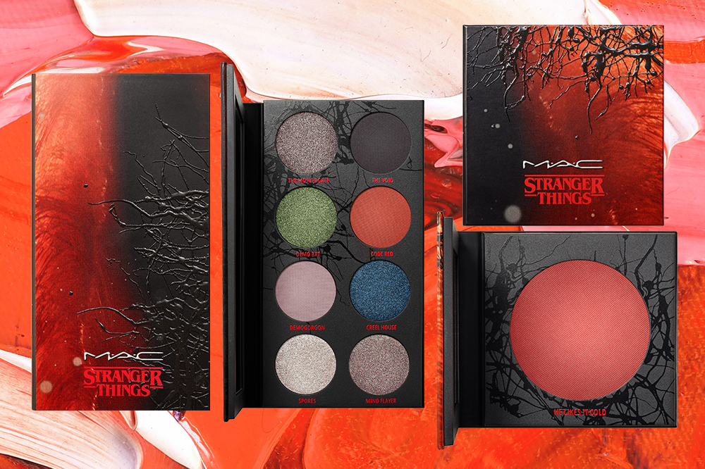 Paleta de sombras The Void e powder blush He Likes It Cold da coleção da MAC x Stranger Things em fundo rosa e vermelho