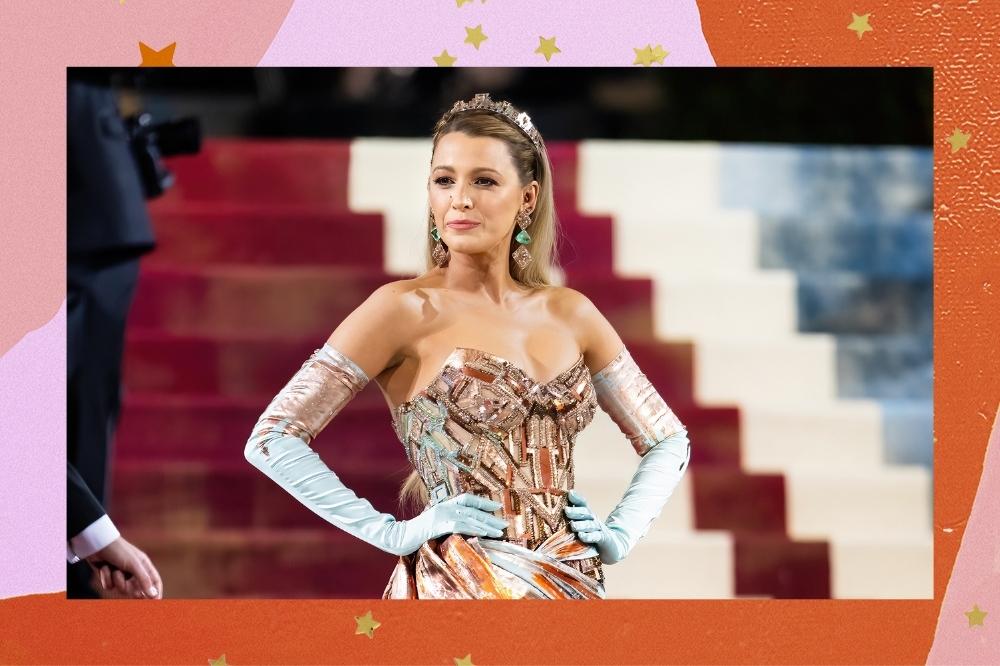 Montagem com o fundo colorido em tons de rosa e laranja com estrelas douradas com a foto da Blake Lively no tapete vermelho do MET Gala 2022