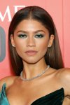 zendaya-tapete-vermelho-time-100-gala Close do rosto da Zendaya no tapete vermelho do Time 100 Gala