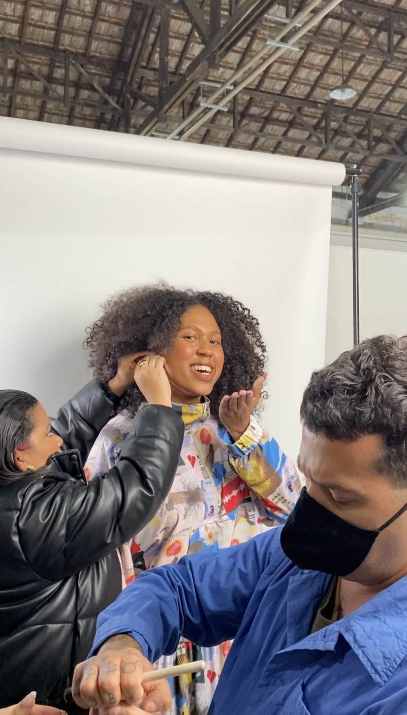 Imagem mostra da esquerda para a direita Palloma Malheiros, Giovanna Heliodoro e Helder Rodrigues no backstage da SPFW N53