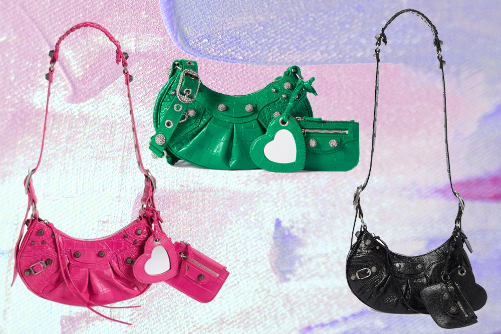 bolsa-le-cagole-balenciaga Montagem em fundo rosa e lilás com três bolsas da Balenciaga em rosa, verde e preto