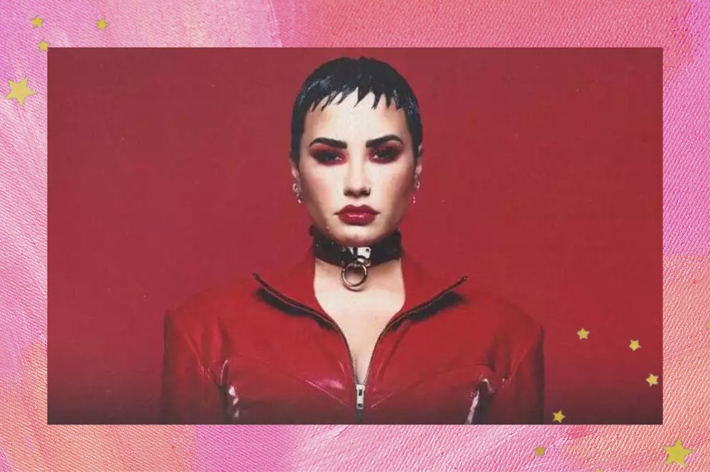 Demi Lovato posando para foto com roupa vermelha