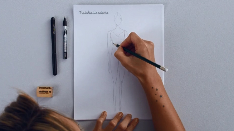 curso-domestika-corte-costura-vestido Estilista desenhando vestido em papel