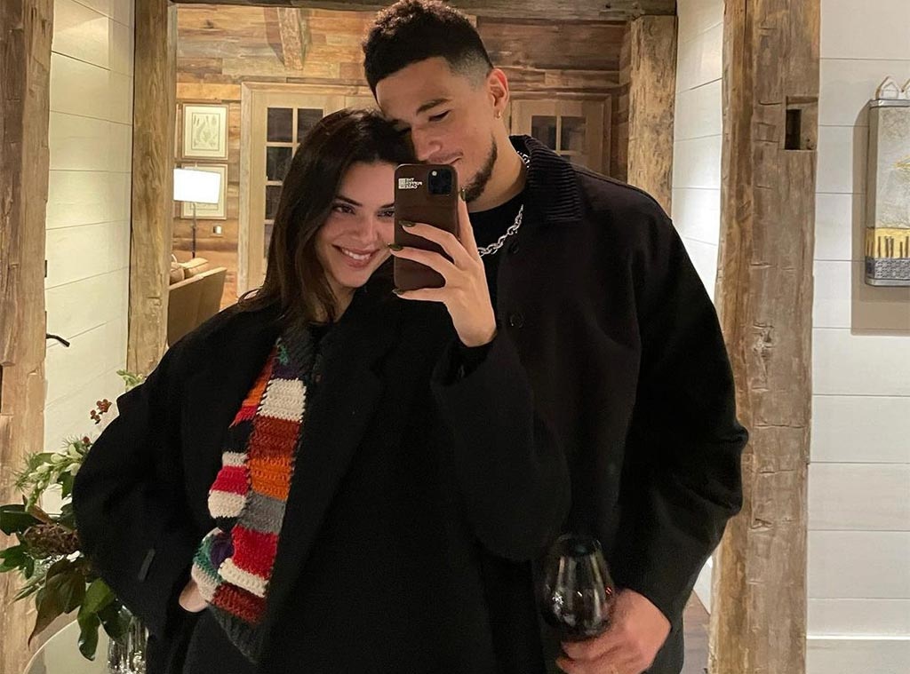 Kendall Jenner e Devin Booker posando para foto