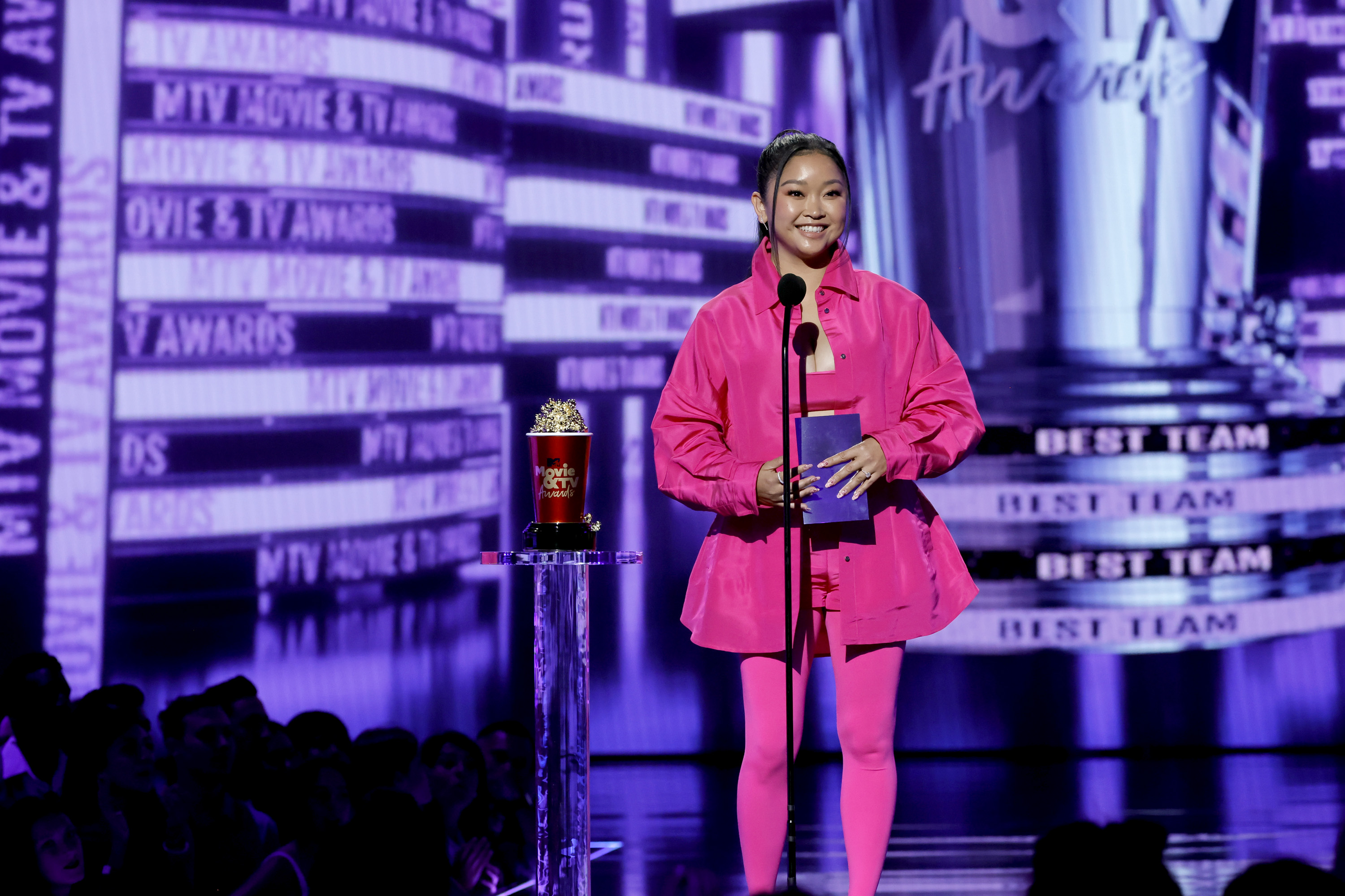 2022 MTV Movie & TV Awards – Show Lana Condor no palco do MTV Movie & TV Awards usando look todo rosa