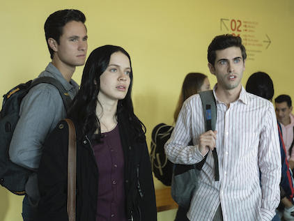 unnamed (31) Dois homens e uma mulher com mochilas em pé