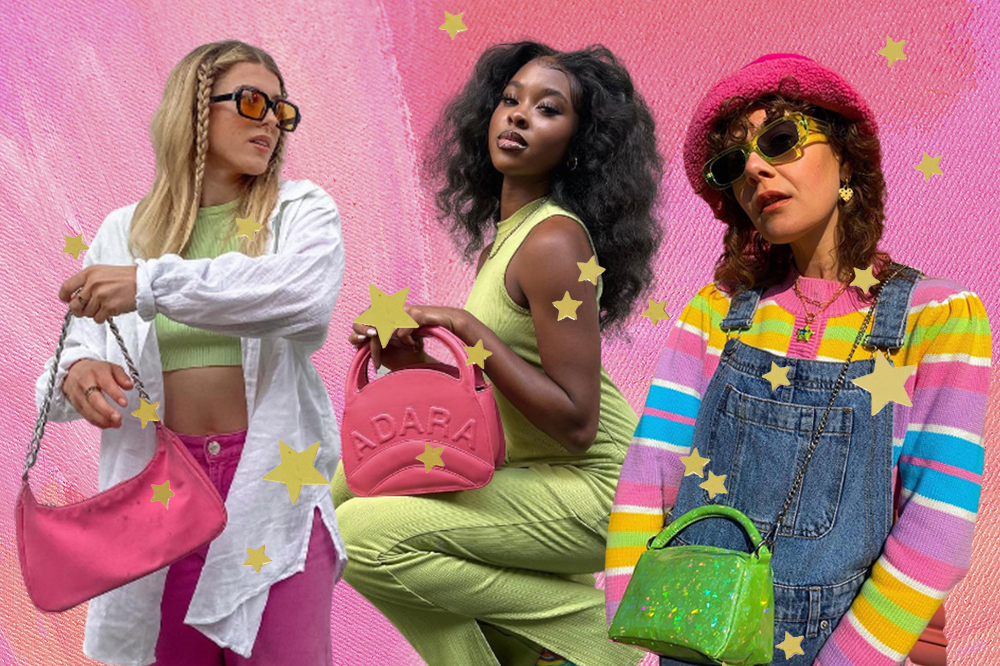 Montagem em fundo rosa com estrelinhas douradas de três garotas usando looks com as cores verde e rosa. À esquerda, uma garota de óculos de sol, camisa branca, top cropped verde, calça rosa e bolsa rosa. Ao meio, garota com roupa verde e bolsa rosa. À direita, garota com chapéu rosa, óculos de sol verdes, macacão jeans por cima de blusa listrada e bolsa verde.