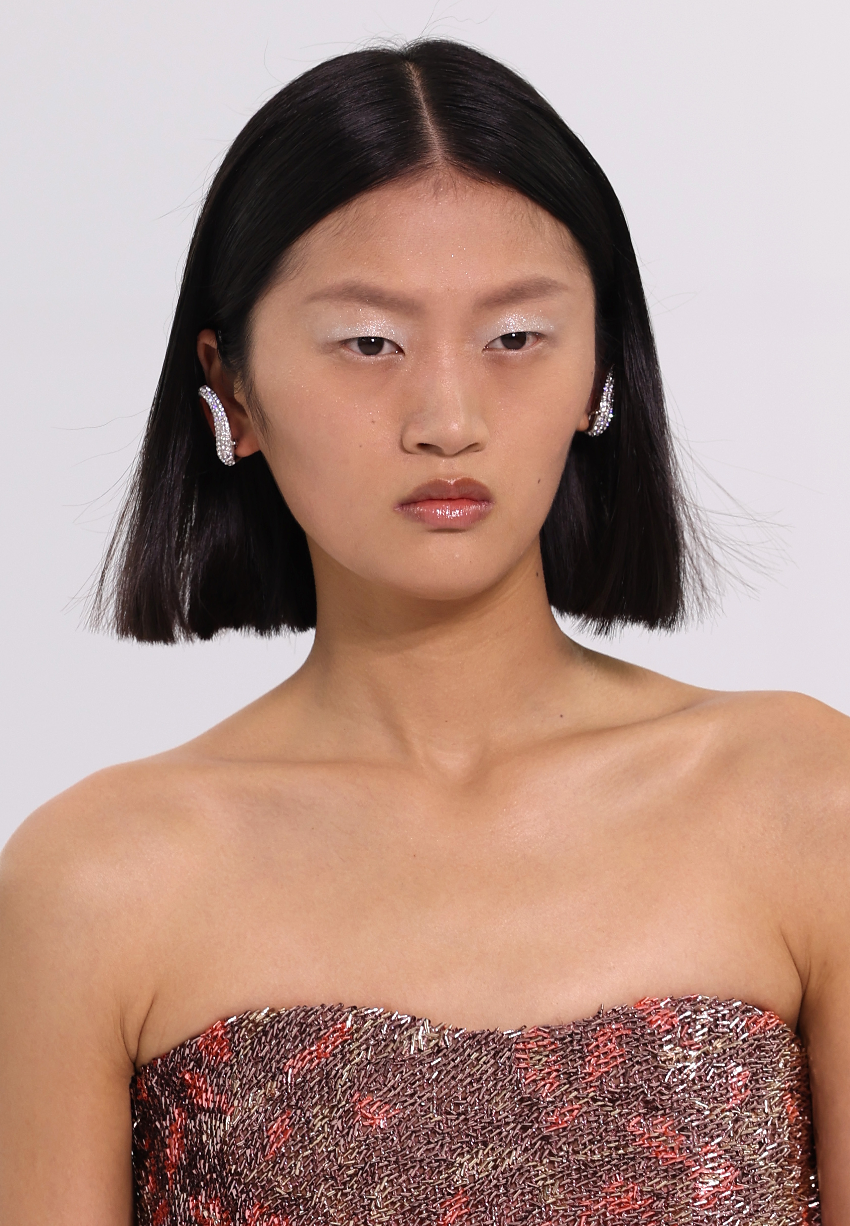 Modelo usando maquiagem com glitter nos olhos no desfile de outono-inverno 2022-23 da Fendi na semana de alta-costura em Paris