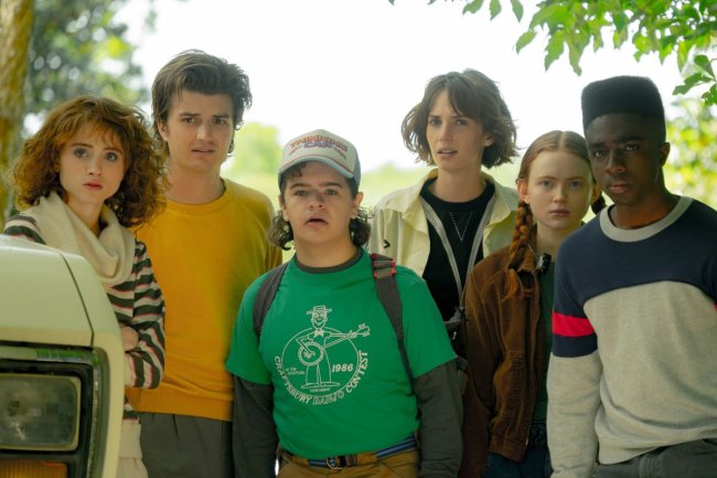 stranger-things (9) Várias pessoas lado a lado ao ar livre