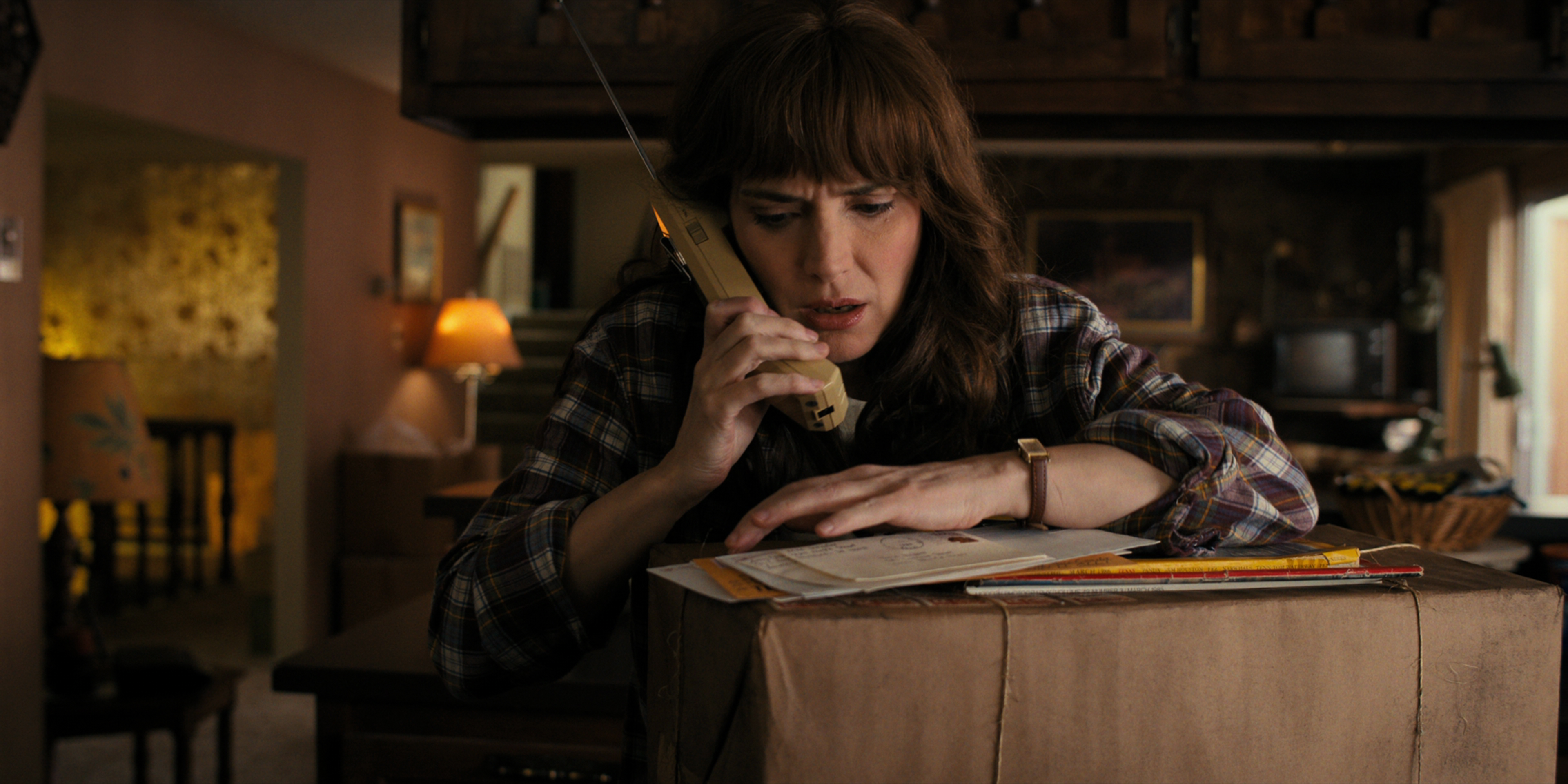 stranger-things-netflix-joyce-camisa-xadrez Joyce Byers na quarta temporada de Stranger Things