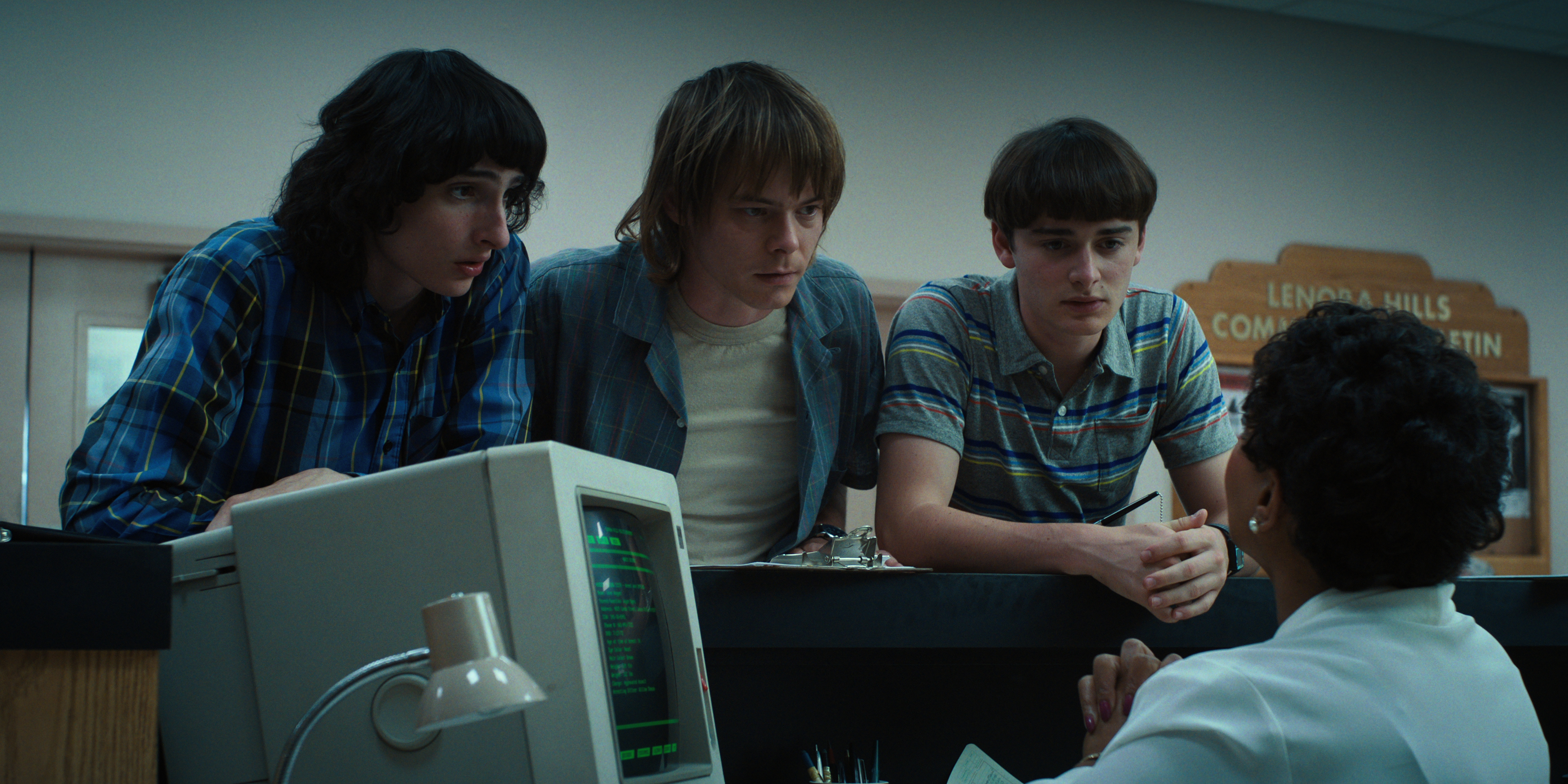 stranger-things-netflix-mike-camisa-xadrez Mike Wheeler, Jonathan Byers e Will Byers na quarta temporada de Stranger Things
