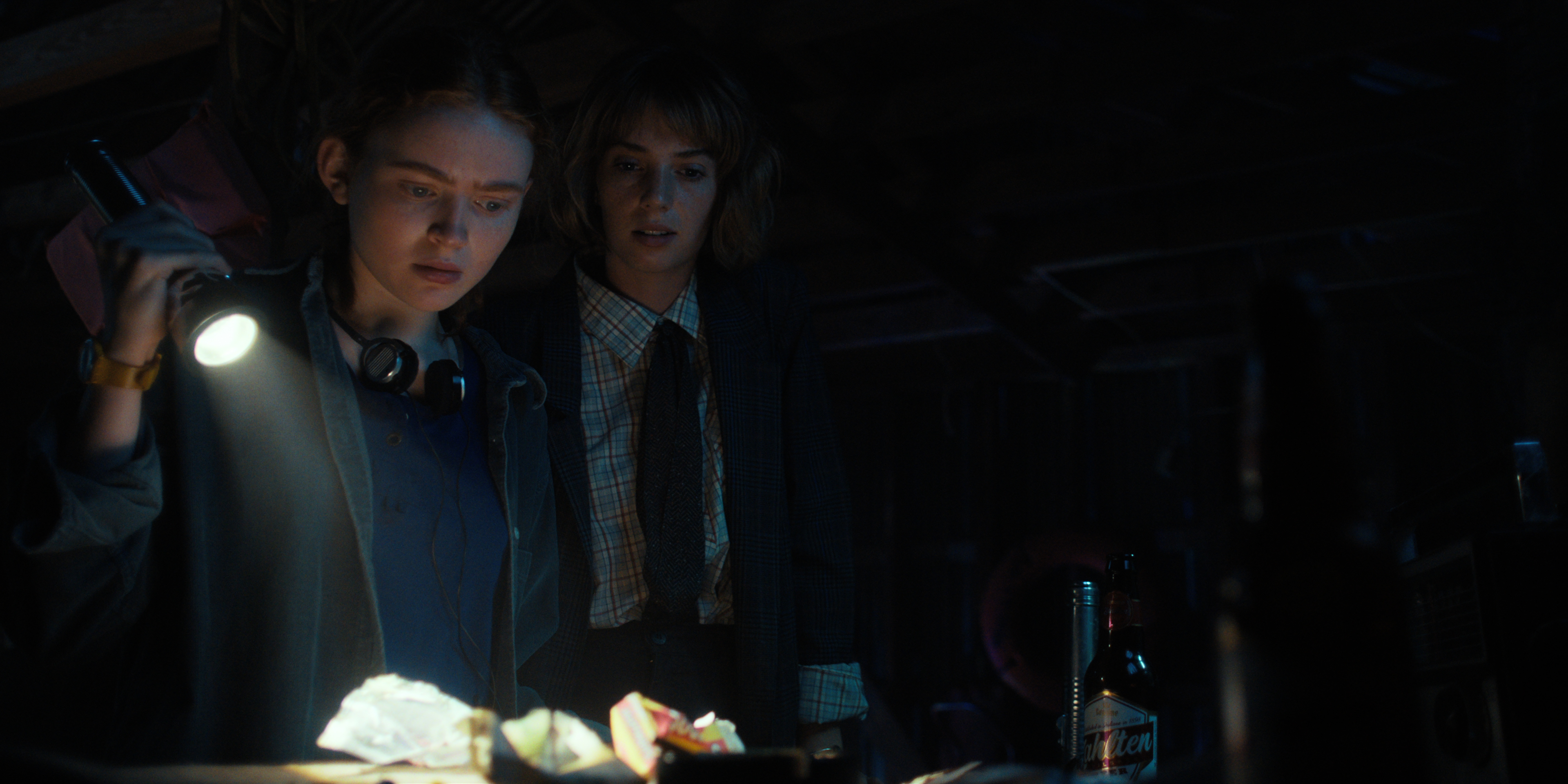 stranger-things-netflix-robin-camisa-xadrez Max Mayfield e Robin Buckley na quarta temporada de Stranger Things