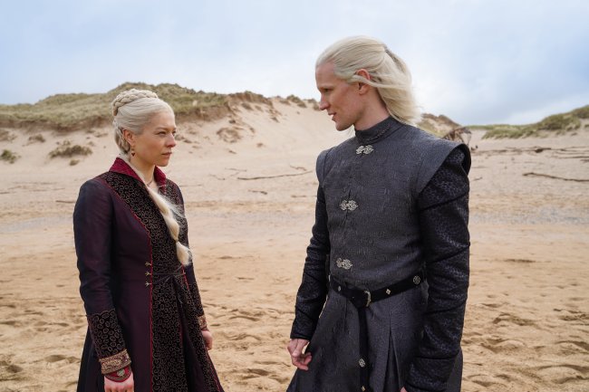 PRINCESS RHAENYRA & PRINCE DAEMON TARGARYEN Mulher e homem de cabelos platinados em praia