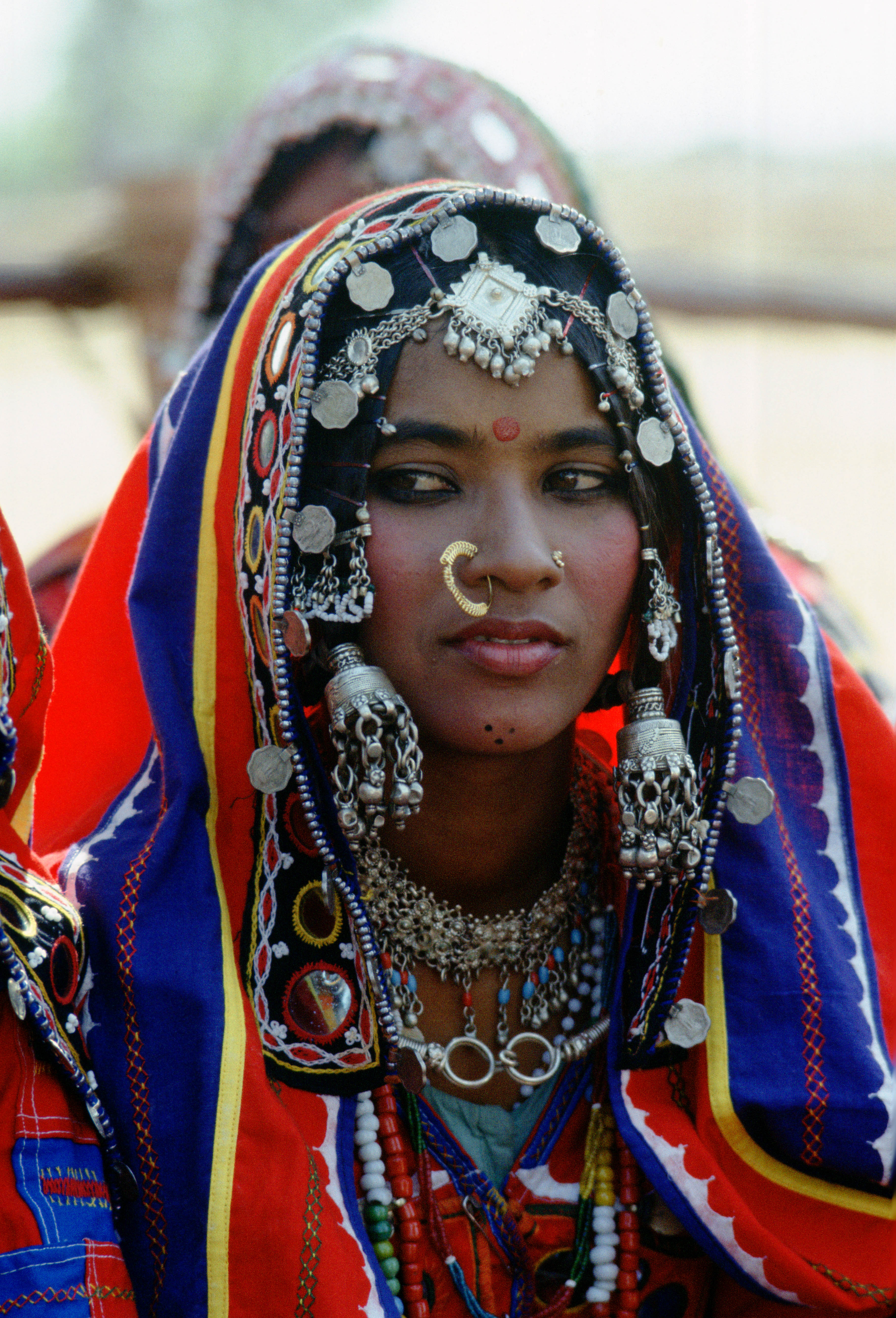 Girl in National Costume, India Garota indiana usando piercing no nariz e roupa e joias típicas
